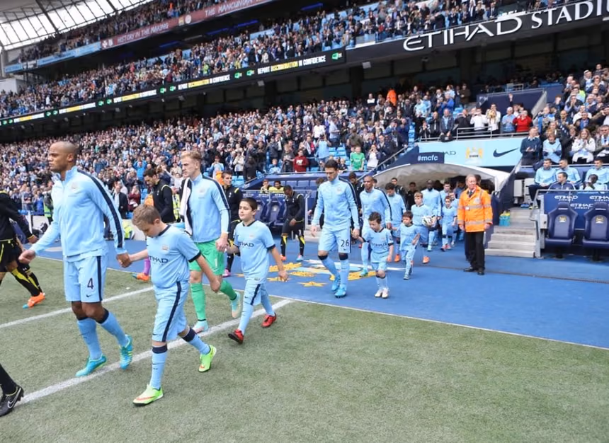 mcfc-players-escorts-kids