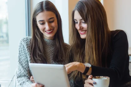 İki adet çalışan kız görseli