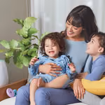HomePure Zayn hava temizleyici oturma odasında çalışıyor, mutlu bir aile rahat ve temiz hava içinde vakit geçiriyor.