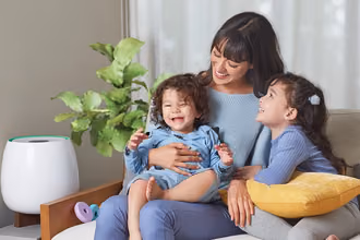 HomePure Zayn hava temizleyici oturma odasında çalışıyor, mutlu bir aile rahat ve temiz hava içinde vakit geçiriyor.