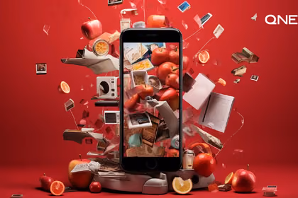 Bir akıllı telefon ekranında çeşitli uygulama simgileri ve grafikler gösteriliyor, dijital içerik ve uygulama çeşitliliğini temsil ediyor.