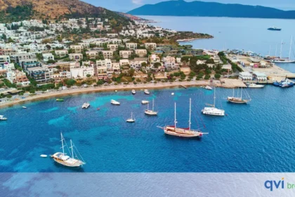 Deniz ve sahil manzarasında plaj