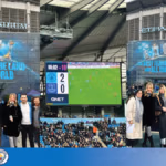Gazeteciler ve spor yorumcularının katılımıyla Manchester City – Everton maçını izleyen grup, Ethiad Stadyumu’nda coşkuyla futbol keyfi yaşıyor