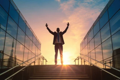 motive olmuş mutlu olan bir birey