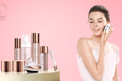 Physio Radiance ürünleri ile cilt bakım yapan kişinin görseli
