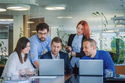 Potansiyel ekip üyeleri network marketing fırsatlarını öğreniyor.
