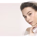 Görselde Physio Radiance cilt bakım serisi ürünleri düzenli şekilde yerleştirilmiş, doğal ve temiz bir arka plan üzerinde sunulmaktadır.
