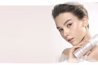 Görselde Physio Radiance cilt bakım serisi ürünleri düzenli şekilde yerleştirilmiş, doğal ve temiz bir arka plan üzerinde sunulmaktadır.