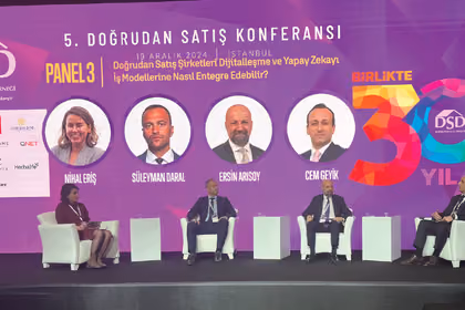 QNET Türkiye Bölge Genel Müdürü Cem Geyik, Doğrudan Satış Derneği Konferansında yapay zeka ile ilgili fikirlerini aktarıyor