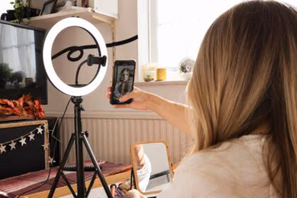 Tripod ile selfie çekmekte olan kadın, YouTube video çekimi için hazırlık yapıyor