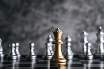 Satranç tahtası üzerindeki hamleler, Network Marketing’de stratejik liderliği temsil ediyor.