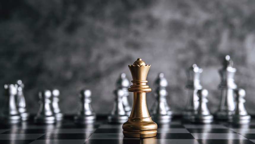Satranç tahtası üzerindeki hamleler, Network Marketing’de stratejik liderliği temsil ediyor.