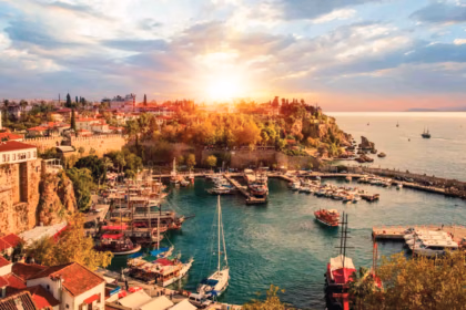 Ramazan Bayramı’nda Antalya, Bodrum ve Marmaris’in bahar mevsiminde sakin sahilleri, tarihi mekanları ve QVI Breaks otelleriyle konforlu tatil deneyimi.