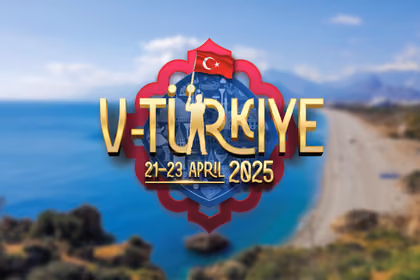 Antalya Kaleiçi’nin tarihi taş sokakları, Kurşunlu Şelalesi’nin yeşil doğası, Konyaaltı Plajı’nın mavi denizi ve QVI Breaks ile Doğan Otel’in Toros Dağları manzarası.
