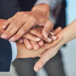 Network marketing eğitiminde kişisel gelişim ile satış başarısını artıran takım üyeleri birlikte çalışıyor.