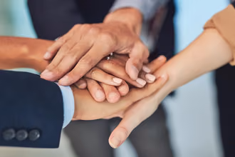 Network marketing eğitiminde kişisel gelişim ile satış başarısını artıran takım üyeleri birlikte çalışıyor.