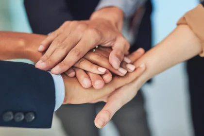 Network marketing eğitiminde kişisel gelişim ile satış başarısını artıran takım üyeleri birlikte çalışıyor.