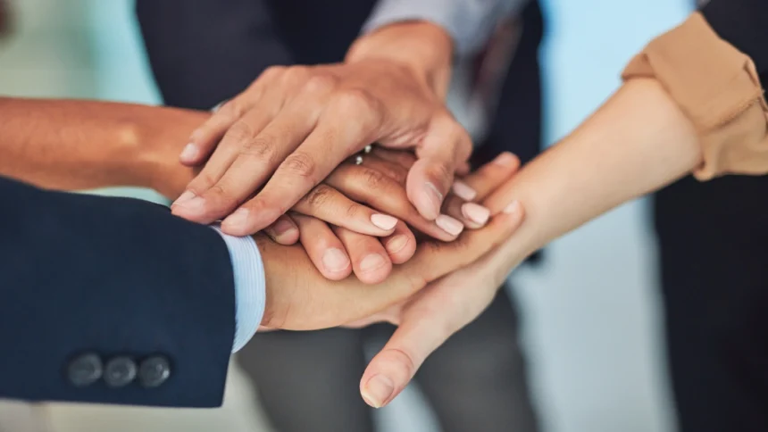 Network marketing eğitiminde kişisel gelişim ile satış başarısını artıran takım üyeleri birlikte çalışıyor.