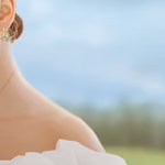 Serendipity takı takan bir kadın