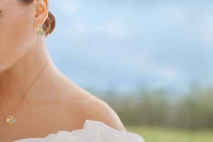 Serendipity takı takan bir kadın