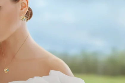 Serendipity takı takan bir kadın