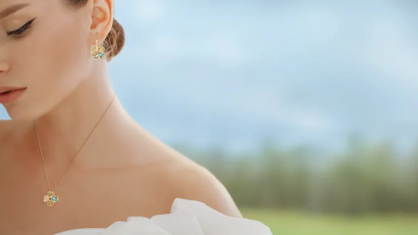 Serendipity takı takan bir kadın