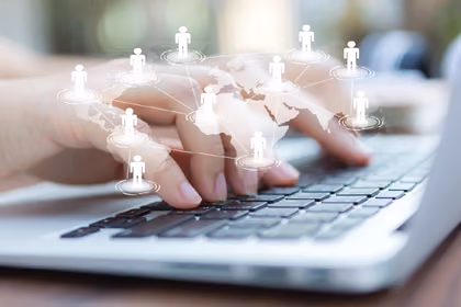 Network marketingte başarısızlık nedenlerini simgeleyen, düşünen ve çözüm arayan iş insanları